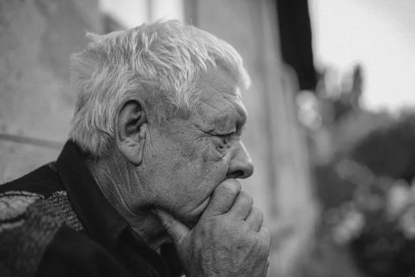 Anciano Que Está Deprimido Mira Pensativamente Distancia Imagen de stock