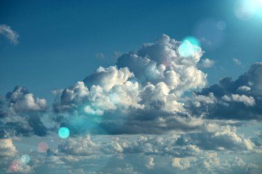 Sıcak bir yaz gününde, yeryüzünün üstündeki mavi gökyüzünde kümülüs bulutları.