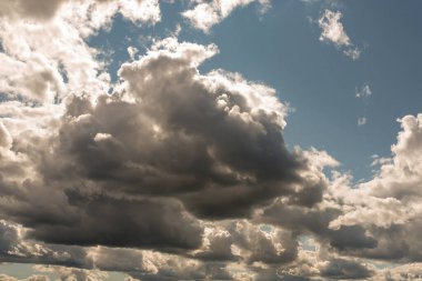 Güneşli bir yaz gününde mavi gökyüzünde kümülüs bulutları