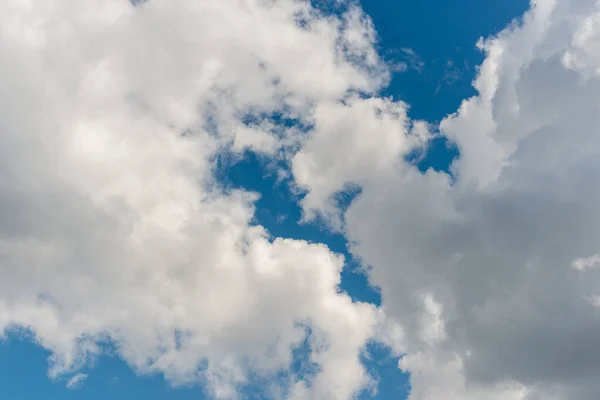 Güneşli Bir Yaz Gününde Mavi Gökyüzünde Kümülüs Bulutları — Stok fotoğraf
