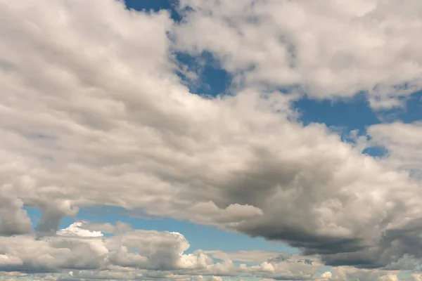 Cumulus Moln Blå Himmel Solig Sommardag — Stockfoto