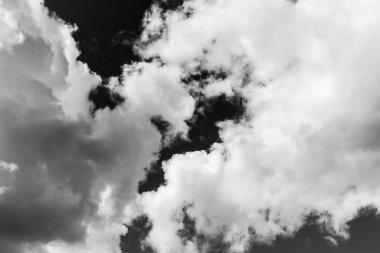 Fırtına bulutları siyah ve beyaz