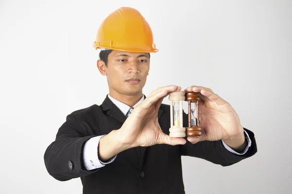 Nahaufnahme der Hand eines Mannes mit Sanduhr. — Stockfoto