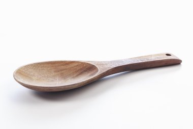 Beyaz arka plan üzerinde ahşap Kepçeler