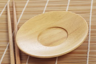 Boş levha ve bambu masada yemek çubukları