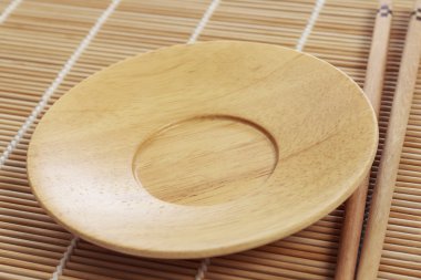 Boş levha ve bambu masada yemek çubukları
