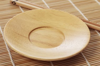 Boş levha ve bambu masada yemek çubukları