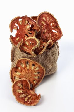 Otlar, bael suyu lezzetli sağlıklı içecek için kurutulmuş bael.