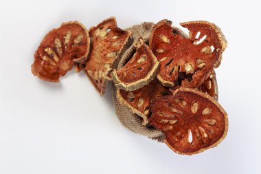 Otlar, bael suyu lezzetli sağlıklı içecek için kurutulmuş bael.