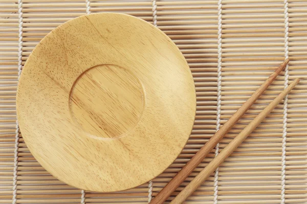 Boş levha ve bambu masada yemek çubukları