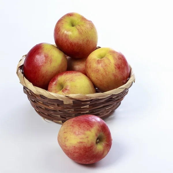 Beyaz arkaplanda bir sepette Jonagold elmaları Stok Fotoğraf