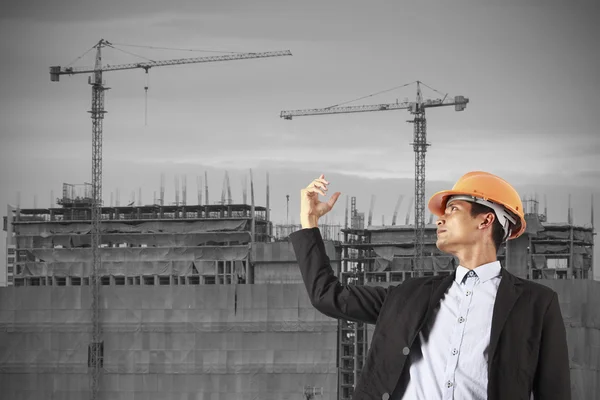 Constructor profesional con casco y mano aparecen. hombre ver v —  Fotos de Stock