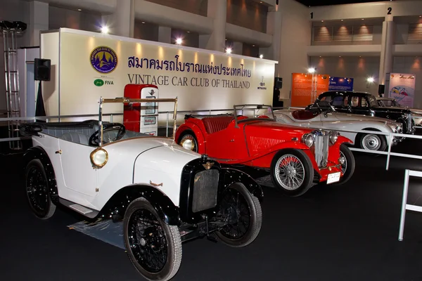 NONTHABURI - 28 DE NOVIEMBRE: Grupo de Vintage Car Club de Tailandia — Foto de Stock