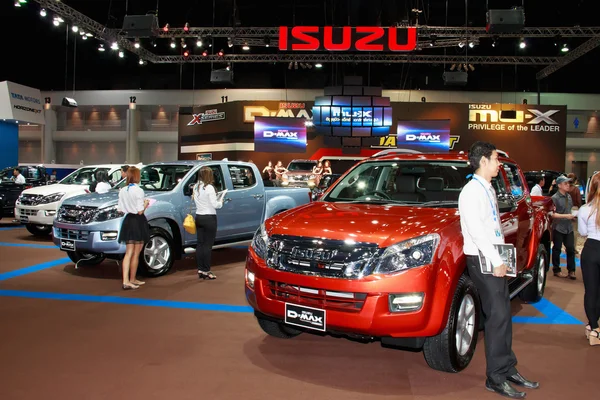 NONTHABURI - 28 DE NOVIEMBRE: Exposición de Isuzu en el escenario en The 30th Thai — Foto de Stock