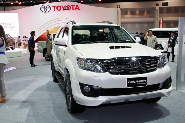 NONTHABURI - 28 DE NOVIEMBRE: Toyota Fortuner exhibición en el escenario en Th — Foto de Stock