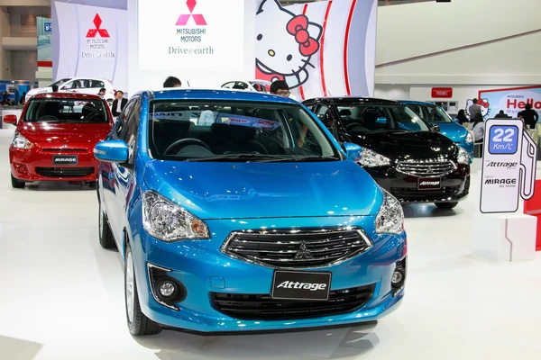 Nonthaburi - 28 November: Mitsubishi Attrage weergeven op het podium een — Stockfoto