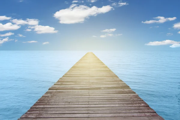 Pont en bois sur la mer sous un ciel clair pour le fond . — Photo