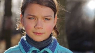 Çocuk bir el lens kamera kapatır. Bir çocuk portresi kadar yakın, açın ve kamerayı kapatın. Çocuk çocuk fotoğrafı olabilir istemiyor.