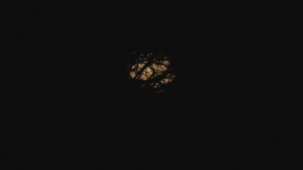 Lune incomplète se levant modal. La lune gibbeuse qui s'embrase se déplace dans le ciel. Temps écoulé demi-lune et nuages coulant rapidement avant la Super Lune .