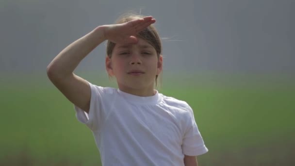 Un garçon caucasien jouant avec un avion modèle. Portrait d'un enfant avec un plan en bois dans un champ. Garçon dans la nature joue avec la disposition de l'avion .