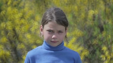 Bahar bir çocuk portre sarı nergis çiçek ile. Kendini beğenmiş çocuk çiçeği nergis kokulu. Çocuğun yüzü genç onun elinde bir çiçek ile.