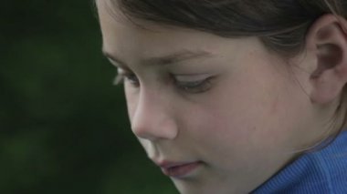 Bahar bir çocuk portre sarı nergis çiçek ile. Kendini beğenmiş çocuk çiçeği nergis kokulu. Çocuğun yüzü genç onun elinde bir çiçek ile.