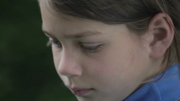 Portrait d'un garçon au printemps avec une fleur de narcisse jaune. Conceited garçon sentant narcisse fleur. Le visage du garçon adolescent avec une fleur à la main . — Video