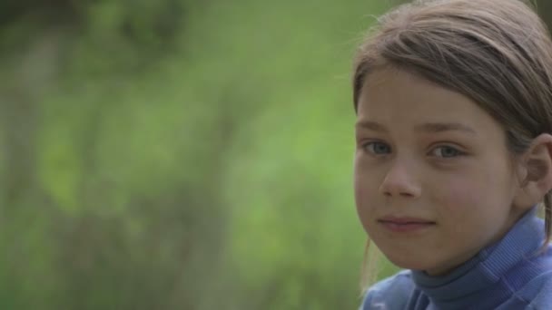 Portrait d'un père et d'un fils avec un pissenlit fleuri. Le père barbu jouant avec son fils. L'homme barbu avec un enfant soufflant sur un pissenlit . — Video