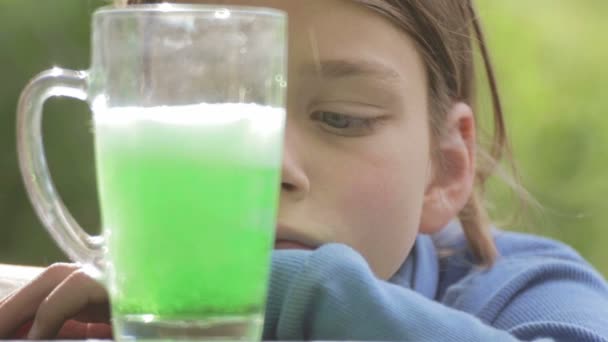 Rapaz a beber água doce. A criança bebe a bebida verde de fruto. Retrato de um menino de pele branca com limonada . — Vídeo de Stock