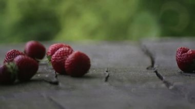 Taze çilek masanın üzerine düşüyor. Masada kırmızı çilek meyve dağılın.