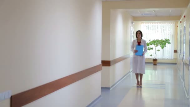 Молода жінка лікарня. Лікар на роботі в клініці. Охорона здоров'я, охорона здоров'я людей . — стокове відео