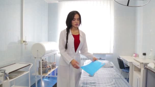 Young woman doctor clinic. Doctor at work in the clinic. Health care, health care for people. — Stock Video