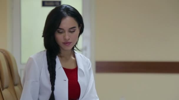 Mladá žena lékaře kliniky. Doktor na práci na klinice. Zdravotní péče, zdravotní péče pro lidi. — Stock video