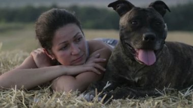 Genç kadın ile köpek inç yemlik. Bir alanı bir terrier ile bir kız portresi. İnsan, doğa, Evcil hayvan, 