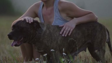 Genç kadın ile köpek doğada. Kız a korkunç bir alanda yürüyüş.