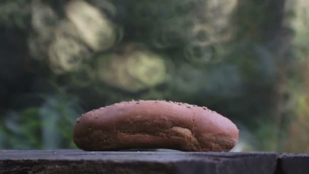 Pane fresco sul tavolo. Mano mette il pane sul tavolo fuori . — Video Stock