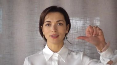 Genç bir kadın parmaklarına güveniyor. Öğretmen öğrencilere parmaklarına güvenmeyi öğretiyor, portre.. 