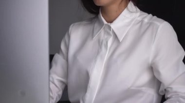 Ofisteki bilgisayarın başındaki genç kadın. Ofisteki sekreter kızın portresi.. 