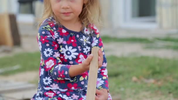 Portret Van Een Klein Meisje Met Een Worstenbarbecue Een Set — Stockvideo