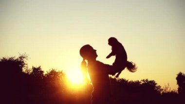 Gün batımında köpekli bir kadının silueti.. 