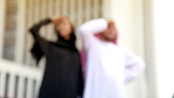 Молодая пара в арабской одежде на городском фоне. Портрет красивой молодой пары в арабском национальном платье. Счастливая влюбленная пара. Женщина и мужчина с улыбкой смотрят вдаль . — стоковое видео