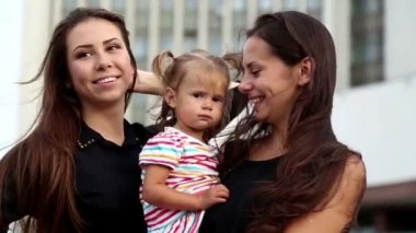 genç güzel kız bebek arms.sisters, kız ve çocuk ile genç annelerin daughter.portrait.