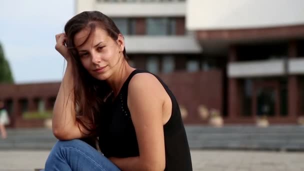 Portrait d'une belle jeune fille. jeune fille posant devant l'Institut. — Stock video