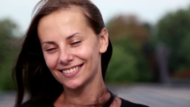 Portrait d'une belle jeune fille. jeune fille posant devant l'Institut. — Stock video