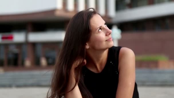 Porträtt av en ung vacker flicka. ung flicka poserar framför Institutet. — Stockvideo