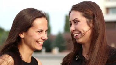 genç kız var eğlenceli genç kız kız kardeş emotionally.portrait söz gossiping.young öğrencileri.