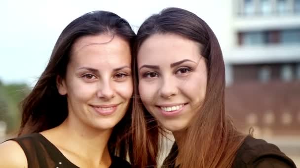 Jonge vriendinnen plezier gossiping.young studenten praten emotionally.portrait van jonge meisjes zusters. — Stockvideo