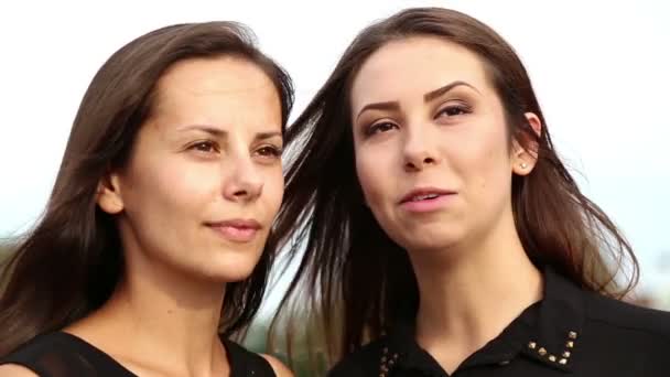 Unga flickvänner har kul gossiping.young elever talar emotionally.portrait av unga flickor systrar. — Stockvideo
