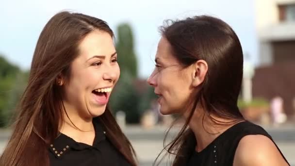 Young girlfriends have fun gossiping.Young students talking emotionally.Portrait of young girls sisters. — Stock Video