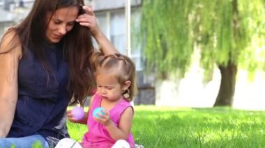 genç anne ile Bebek Baby Park park vacation.mom Tarih grass.family doğa, küçük bir kız ile oynarken bir şehir park.mother içinde.